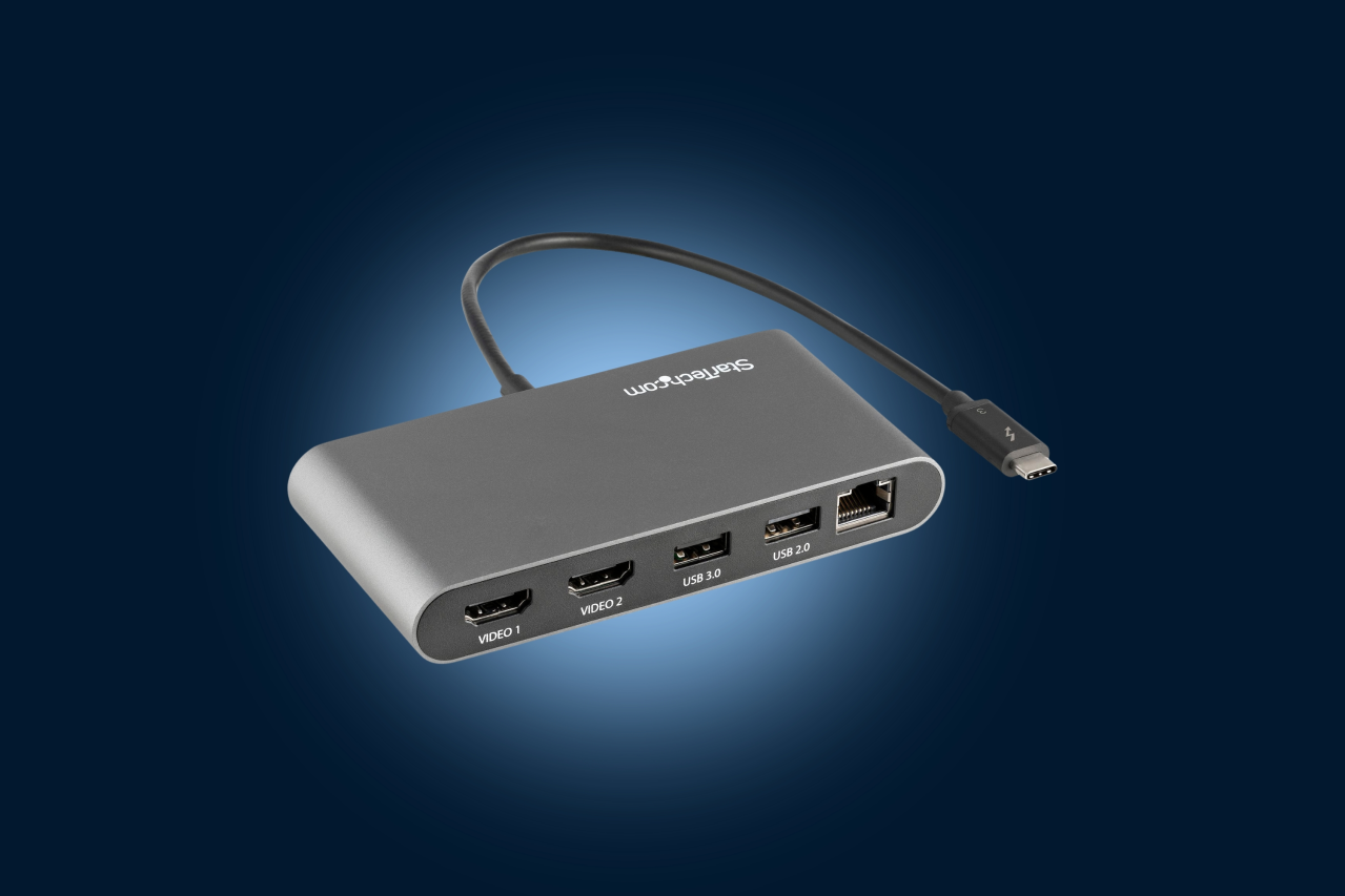 Bureau professionnel avec ordinateur portable, docking station et deux écrans