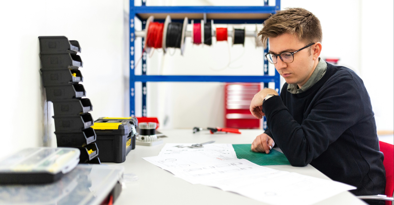 Technicien réseau vérifiant la compatibilité Wi-Fi 7 d'une infrastructure professionnelle